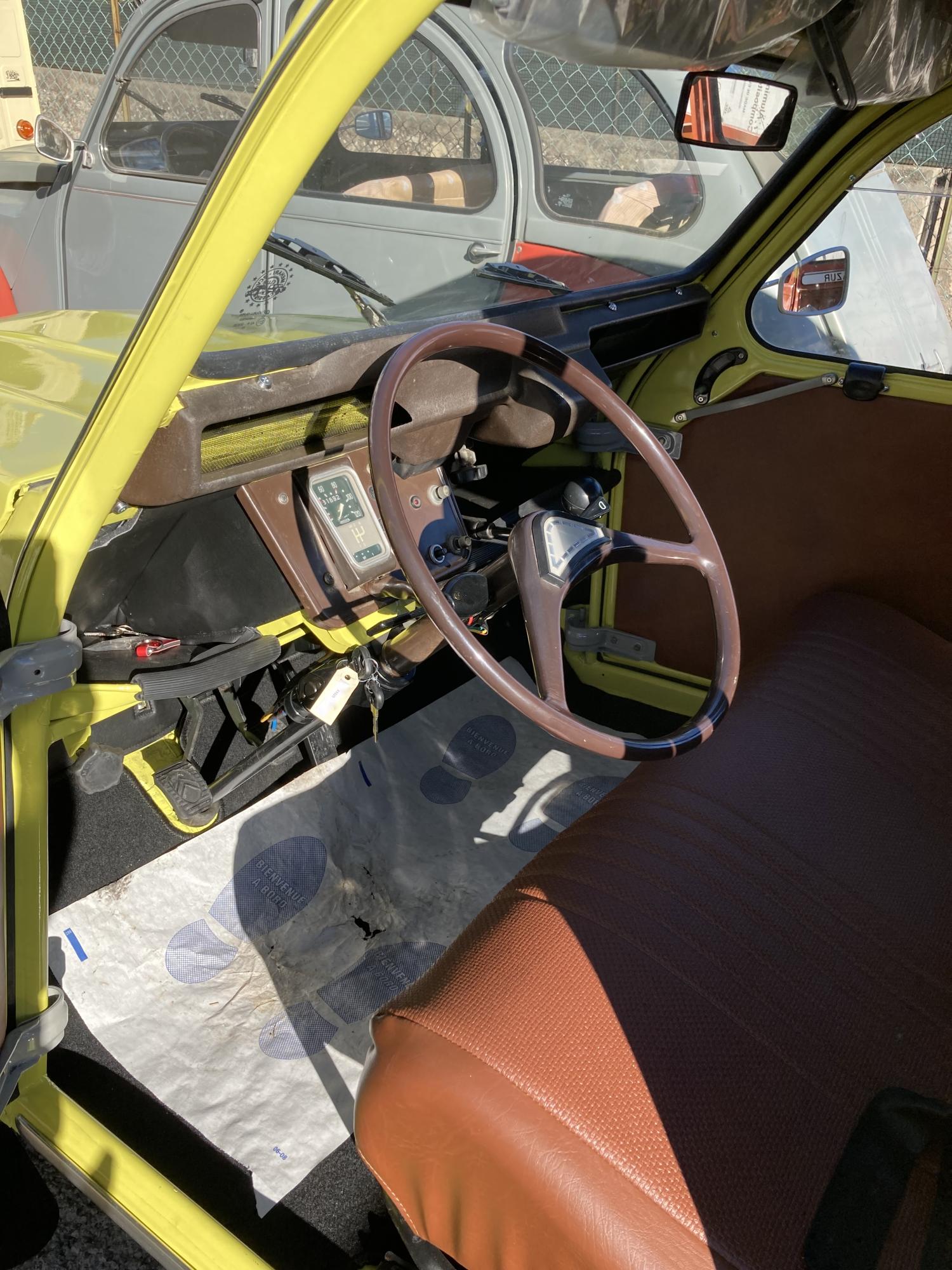 2CV4 jaune cédrat intérieur