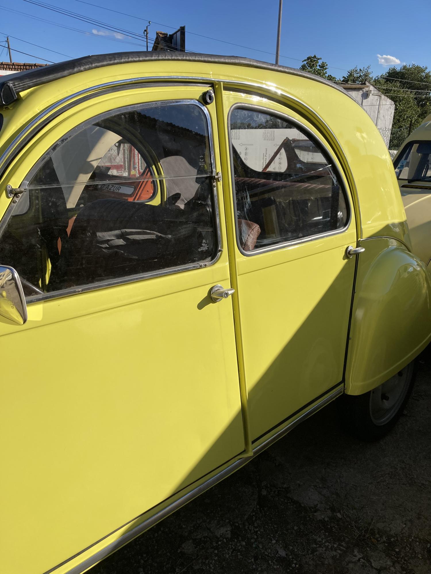 2CV4 jaune cédrat vue latérale